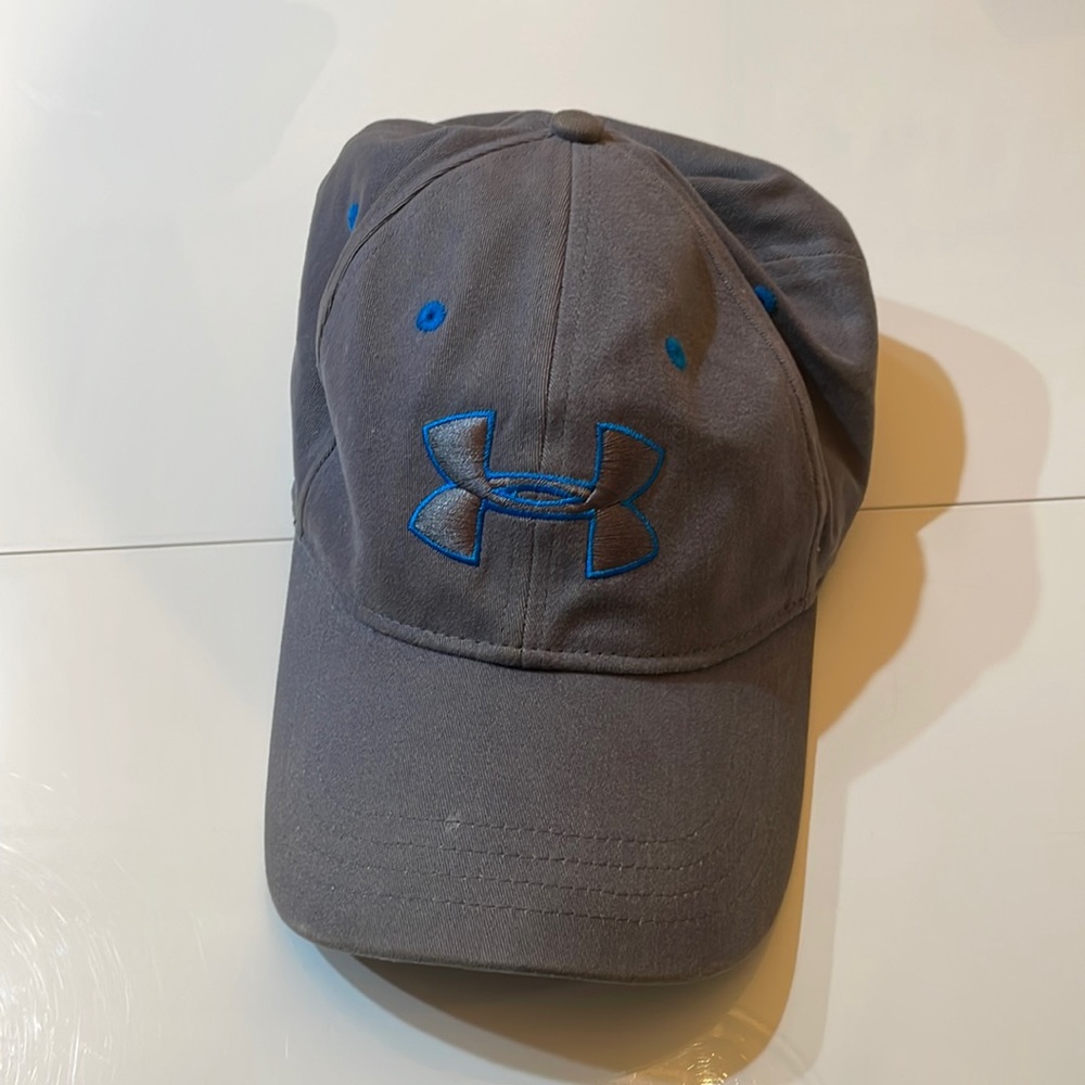 Under Armour hat. Size large/x large. Gray baseball hat with under armour logo